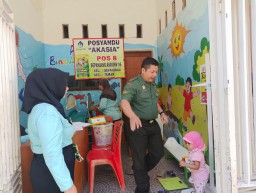 Sentuhan Kasih di Posyandu Akasia: Babinsa Sepanjang Dampingi PIN Polio Tahap II Demi Generasi Sehat dan Bebas Penyakit