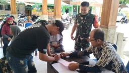 Kepedulian Nyata untuk Warga Waruberon, Babinsa Peltu Hadi Pastikan Bantuan Tepat Sasaran