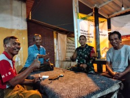 Babinsa Koramil 0816/01 Sidoarjo Blusukan Ronda Malam, Perkuat Siskamling dan Kebersamaan Warga