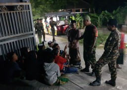 	Babinsa Koramil 0816/07 Krembung Patroli Siskamling Bersama Warga Lemujut: Wujudkan Lingkungan Aman, Rukun, dan Kompak