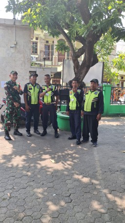 Babinsa Koramil 0816/01 Sidoarjo Patroli Siskamling di Desa Lemahputro : Kepedulian, Perkuat Keamanan dan Kebersamaan Warga