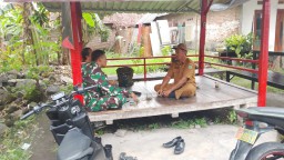 Dekat dengan Rakyat, Babinsa Wonoayu Serda Muklas Perkuat Silaturahmi dan Pemantauan Wilayah