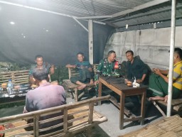 Babinsa Prambon Serka Mustiamin Bangun Keakraban di Warkop: Ajak Pemuda Bersatu Jaga Kamtibmas dan Ciptakan Desa Kondusif