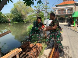 Babinsa Koramil 0816/14 Taman Dampingi Program Rutilahu: Wujud Kepedulian untuk Rumah Layak Huni
