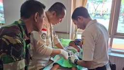 Serka M. Amri Babinsa Koramil 0816/01 Sidoarjo bantu warganya sunatan Masal HUT TNI Ke-80.