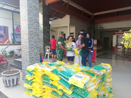 Operasi Pasar Beras SPHP di Pepelegi Waru: Antusias Warga, Sinergi Babinsa dan Pemdes Wujudkan Stabilitas Pangan