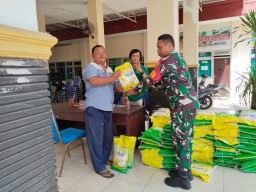 Babinsa 0816/01 Sidoarjo dampingi Disperindag Kabupaten Sidoarjo operasi pasar beras SPHP di Kelurahan Gebang Sidoarjo.