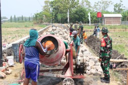 Satgas TMMD ke-126 Kodim 0816/Sidoarjo Bangun Plengsengan Irigasi di Desa Kedondong, Dukung Pertanian Produktif dan Cegah Banjir