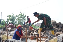 Gotong Royong Satgas TMMD dan Warga Kedondong Bangun Plengsengan Irigasi