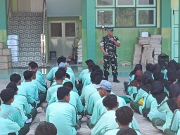 Danramil 0816/07 Krembung Tanamkan Wawasan Kebangsaan di SMK Islam Krembung: Bentuk Generasi Disiplin dan Cinta Tanah Air