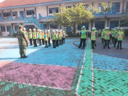 Babinsa Krembung Beri Pembekalan LDKS, Tumbuhkan Disiplin dan Semangat Kebangsaan di MI Mambaul Maarif NU