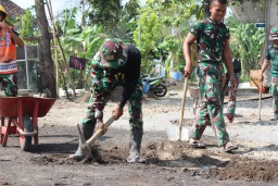 Wujudkan Fasilitas Olahraga Nyaman, Satgas TMMD Kodim 0816/Sidoarjo Bangun Lapangan Voli