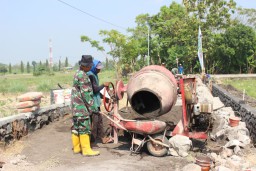 Kemanunggalan TNI-Rakyat, Pembangunan Plengsengan Irigasi Jadi Bukti Nyata