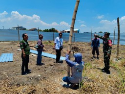 Babinsa Koramil 0816/01 Sidoarjo Bantu Wujudkan Impian Bumdes Suko Bangun Kandang Ayam: Dorong Ekonomi Desa Lewat Peternakan Mandiri