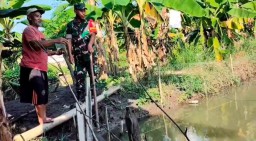 Babinsa Serda Lukman Jalin Kedekatan dengan Warga Lewat Komsos di Desa Larangan