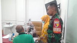 Babinsa Koramil 0816/14 Taman Dampingi Operasi Katarak &amp; Pterigium, Wujud Nyata Kepedulian TMMD ke-126 untuk Warga