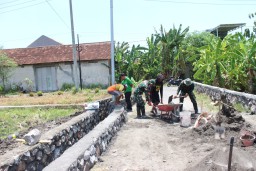 TMMD 126 Kodim 0816/Sidoarjo Ngebut Bangun Plengsengan 150 m di Dusun Kadelesan