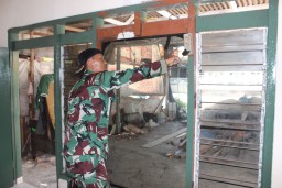 Satgas TMMD 126 Bantu Perbaiki Rumah Tak Layak di Desa Kedondong