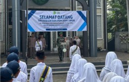 Babinsa Sukodono Tanamkan Disiplin dan Semangat Nasionalisme di SMP Islam Al-Chusnaini