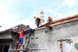 TMMD ke-126 Perbaiki Rumah Bapak Wandi: Wujud Nyata Kepedulian TNI untuk Keluarga dan Kampung