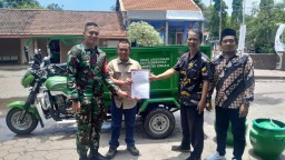 DLHK Sidoarjo Dukung TMMD ke-126: Serahkan Kendaraan Roda Tiga dan Tempat Sampah untuk Desa Kedondong