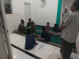 Sisi Humanis Satgas TMMD 126 Sidoarjo: Dekat dengan Anak-Anak Lewat Bimbingan Mengaji