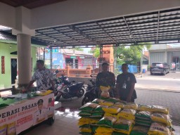 Kawal Distribusi Beras SPHP, Babinsa Gedangan Dampingi Operasi Pasar di Desa Karangbong