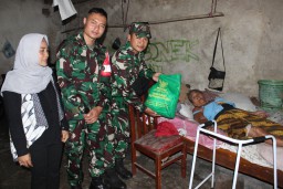 Bukan Hanya Fisik, TMMD 126 Kodim Sidoarjo Sentuh Hati Warga Kedondong Lewat Bantuan Sembako