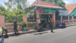 Babinsa Koramil Gedangan Gotong Royong Perbaiki Atap Gapura Sekolah: Wujud Kepedulian TNI terhadap Fasilitas Pendidikan