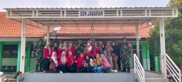 Aksi Nyata TNI di Sekolah: Danramil Balongbendo dan Anggota Koramil 0816/10 Warnai Semangat Gotong Royong di SDN Jabaran
