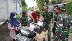 Momen Hangat di Lokasi TMMD Sidoarjo: Prajurit TNI Borong Habis Dagangan Makanan Ringan Ibu Juhriyah