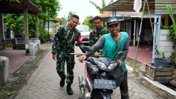 AKSI SIGAP SATGAS TMMD BANTU DORONG KENDARAAN WARGA YANG KEHABISAN BAHAN BAKAR