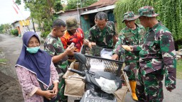 Momen Hangat di Lokasi TMMD Sidoarjo: Prajurit TNI Borong Habis Dagangan Makanan Ringan Ibu Juhriyah