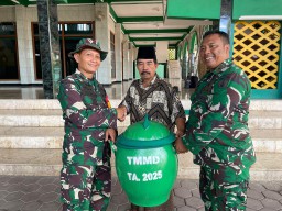 TMMD 126 Sidoarjo Peduli : Masjid Al Hikmah Kedondong Terima Bantuan Kebersihan