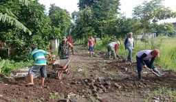 Babinsa Krian Galang Warga Benahi dan Bersihkan Jalan Desa Barengkrajan