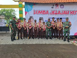 Sinergi Babinsa dan Tunas Muda: Ratusan Regu Pramuka Sidoarjo Jelajahi Wonoayu dengan Aman.