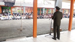 Danramil 0816/11 Tarik Tanamkan Semangat Nasionalisme: Jadi Pembina Upacara Hari Pahlawan di SMPN 1 Tarik