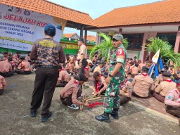Babinsa Serka Purnomo Kawal Semangat Kemandirian dan Disiplin Peserta Lomba Jelajah Kota Pramuka SMP/MTs Kwarcab Sidoarjo