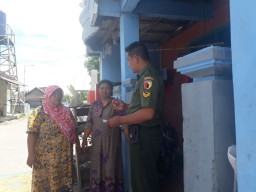Wujudkan Kedekatan Babinsa Sambangi Warga.