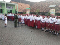 Babinsa Jati sampaikan arti pentingnya cinta tanah air pada upacara bendera