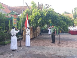 Babinsa Koramil 01/Sidoarjo pembina upacara di SDN Banjarbendo