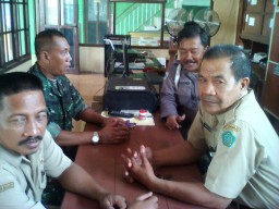 Babinsa Pelda Poniman telah melaksanakan serter komsos dengan masyrakat