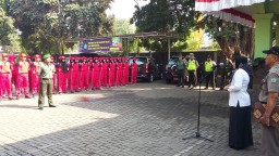 Babinsa Koramil 0816/09 Krian bersama Forkopimka Krian gelar upacara penyerahan 73 orang anggota PAskibra