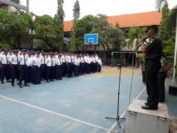 Tanamkan Wawasan Kebangsaan, Babinsa Mengajar di SMPN 3 Sidoarjo