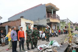Danrem 084/BJ didampingi Dandim Sidoarjo tinjau lokasi bencana alam