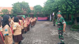 Tekankan disiplin, Babinsa Bluru beri wawasan kebangsaan di SDN Bluru Kidul
