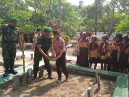 Anggota Ramil 07 Ikuti Kegiatan Tabur Bunga Bersama Saka Wira Kartika Di Makam desa Krembung.