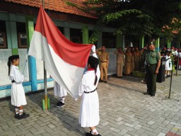 BABINSA 0816/06 MENJADI PEMBINA UPACARA DI SEKOLAH