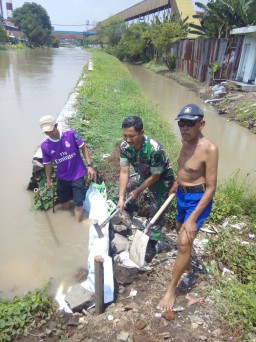 Antisipasi Banjir, Warga Bersama Babinsa Kerja Bakti Perbaiki Tanggul