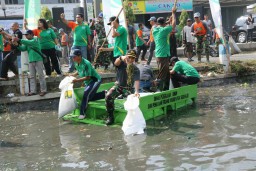 Dandim 0816 Sidoarjo melaksanakan karya bhakti bersih-bersih sungai